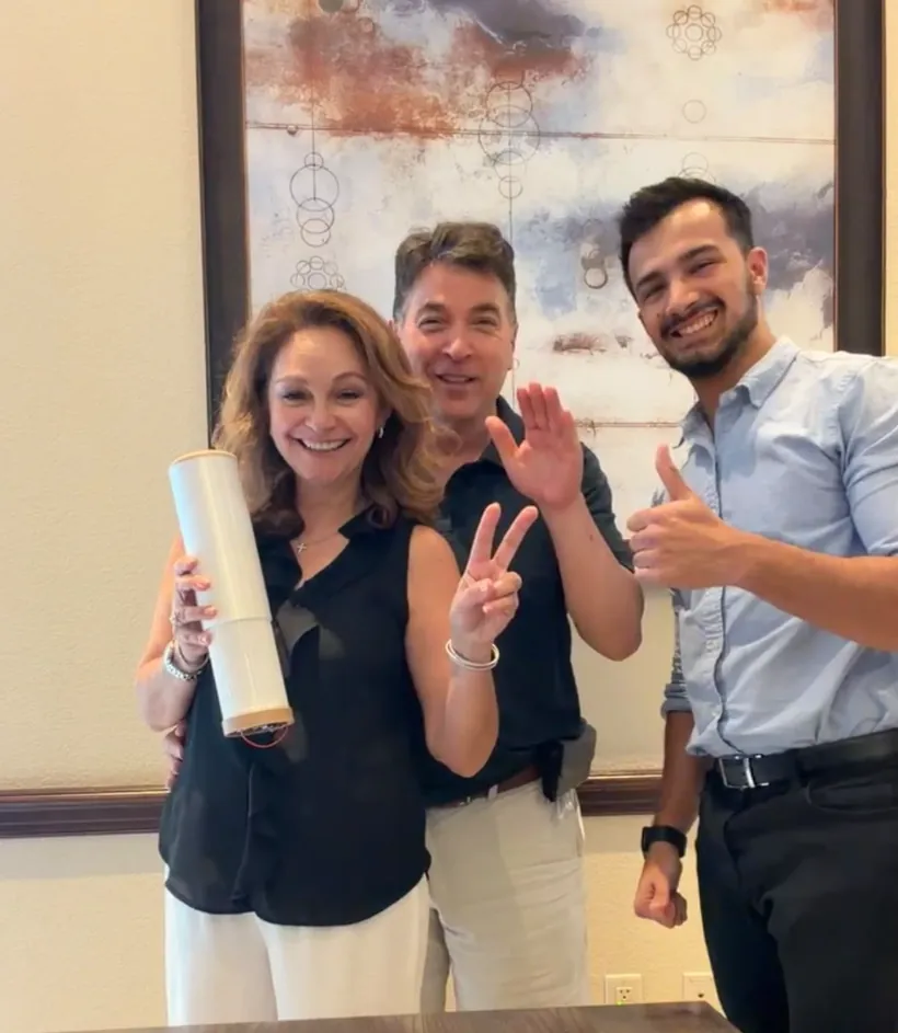 Cesar handing an ambielo+ to Lyda and her husband