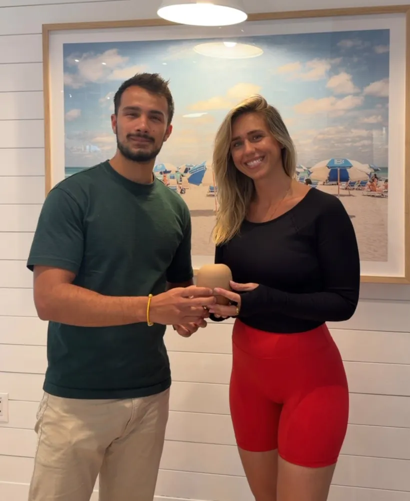 Cesar handing an ambielo to Nasreen